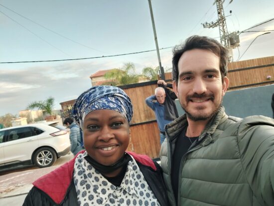 תצלום של מדריך עם אישה בשוק לוינסקי