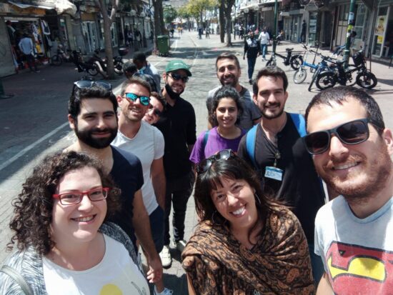 מדריך ומטיילים בסיור בדרם תל אביב